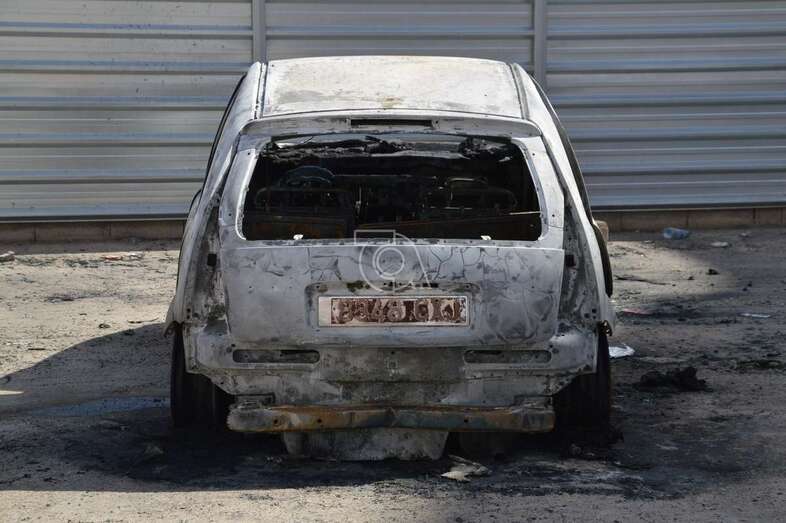 Imagen de un vehículo que quedó calcinado tras un incendio intencionado en Arnao (Foto TA)
